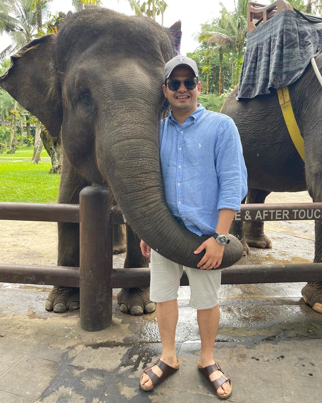 Yair abrazado por la trompa de un elefante
